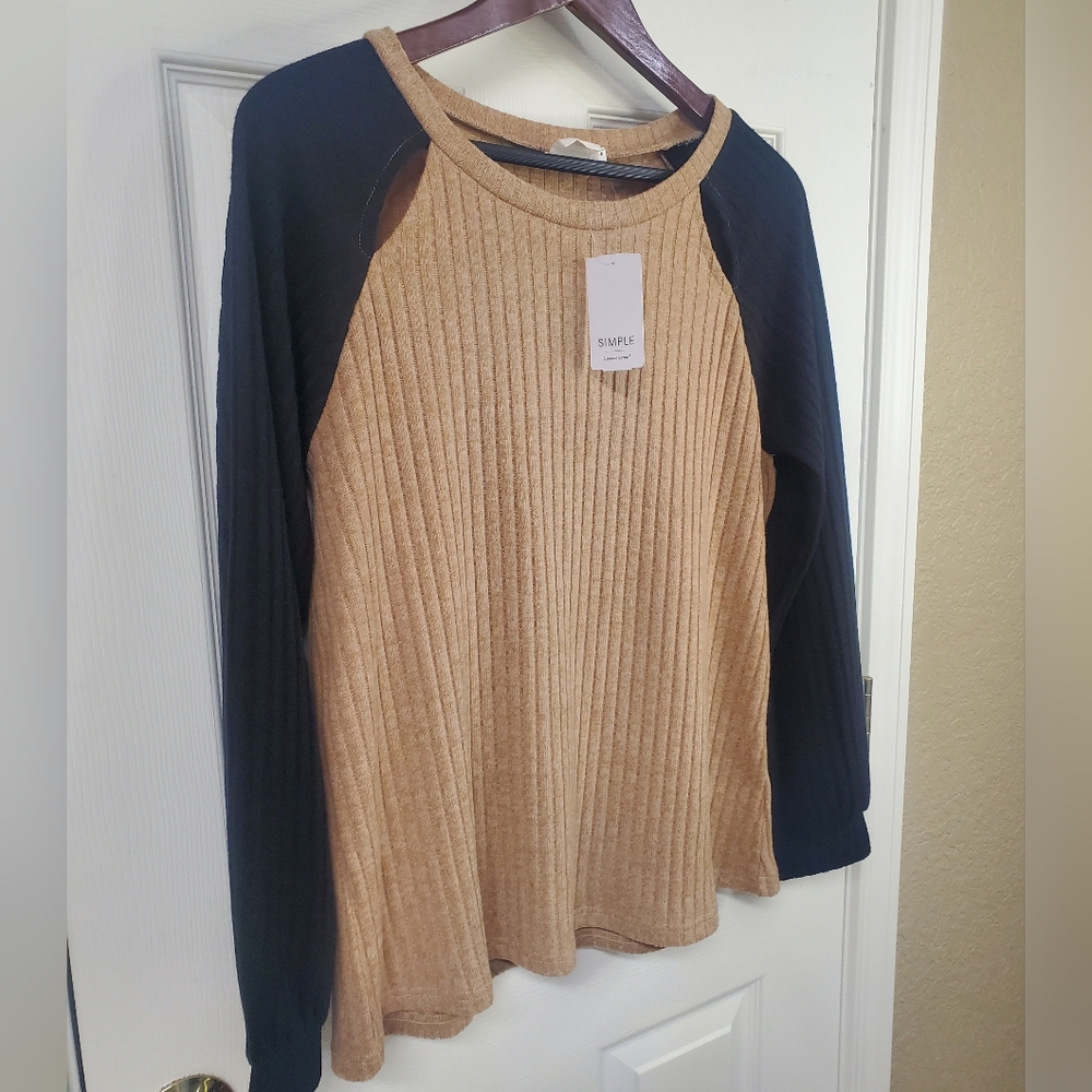 Simple Colorblock Top - Picture 3 of 9